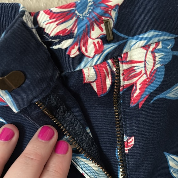 Lands' End Women's Blue Floral Mid Rise Straight Leg Chino Crop Pants Capri SZ 8 - Picture 4 of 8